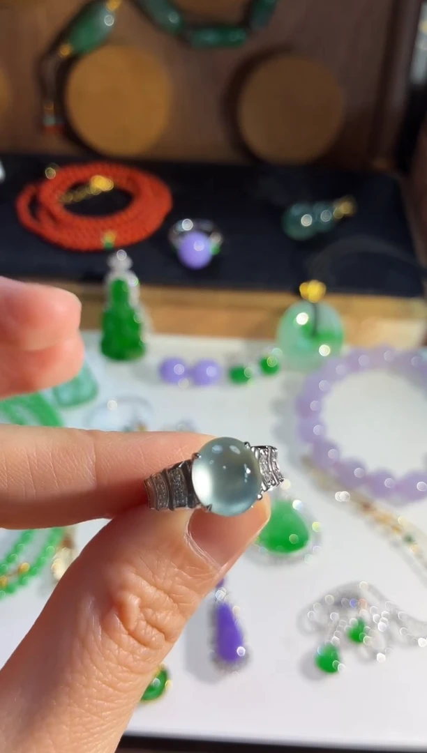 18K金镶嵌戒指翡翠戒指