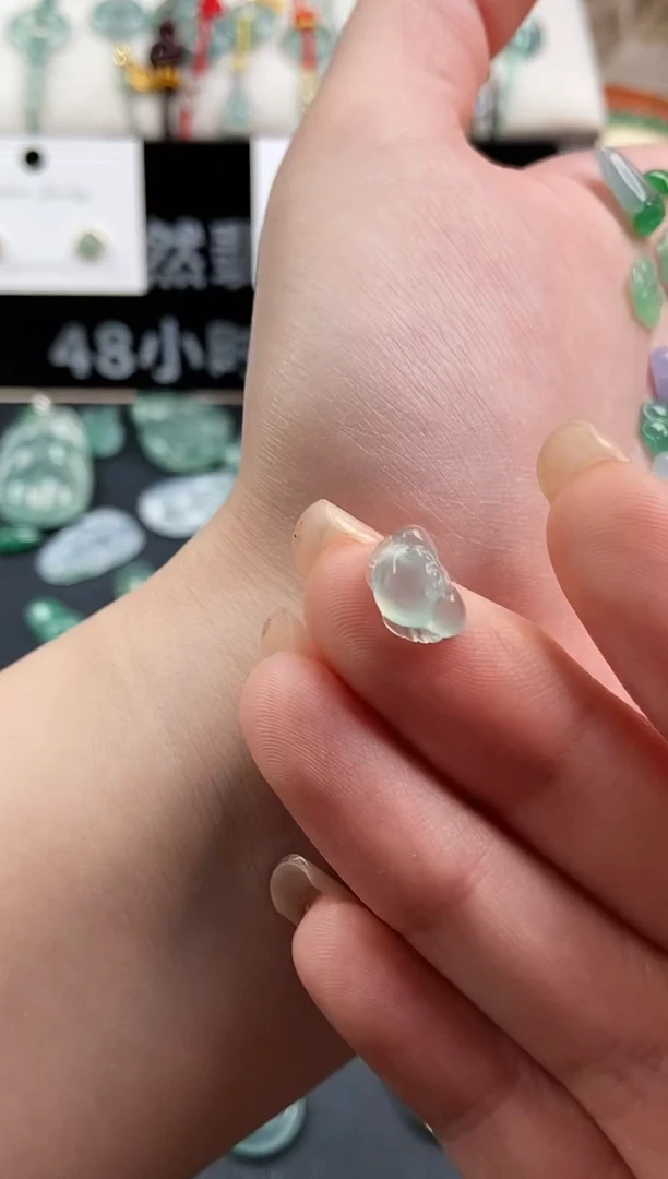 翡翠未镶嵌颈饰螃蟹