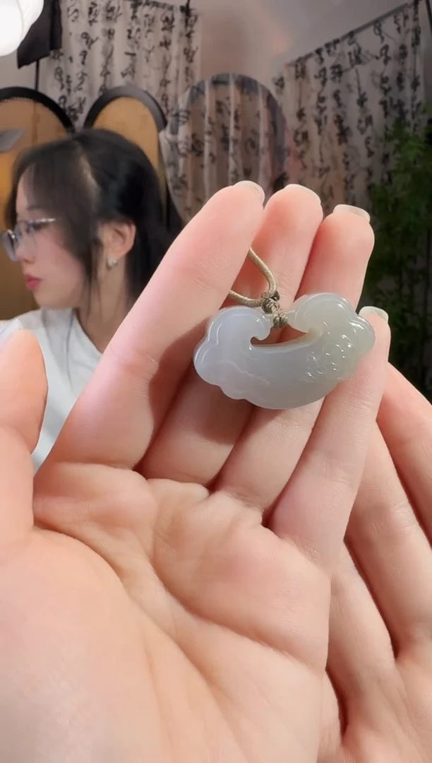 和田玉未镶嵌颈饰锁 带包容