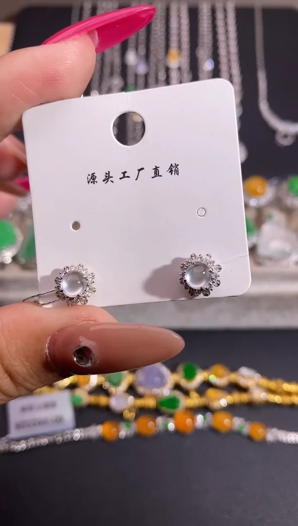 颈饰18K金镶嵌翡翠耳饰
