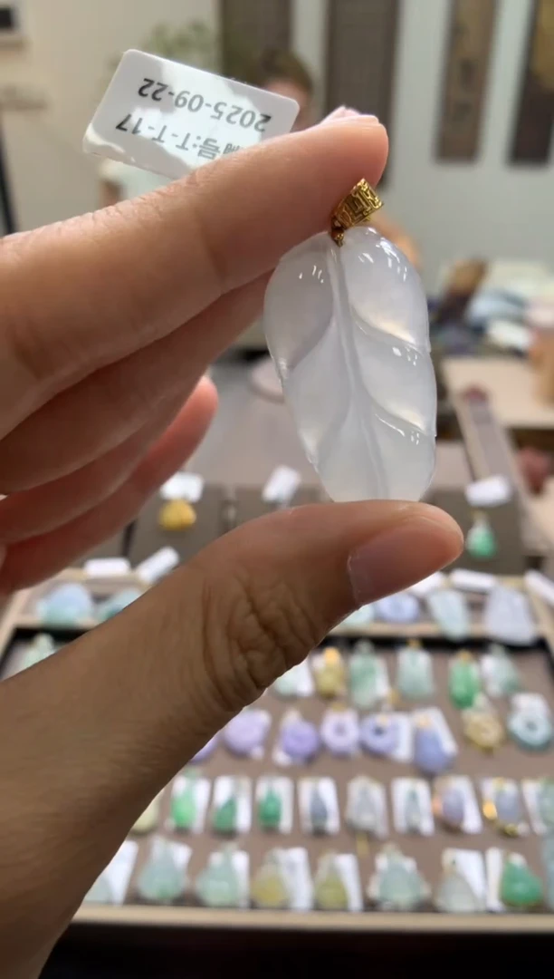 颈饰18K金镶嵌翡翠叶子