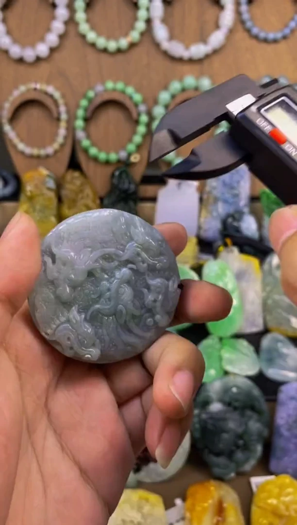 翡翠未镶嵌颈饰九龙