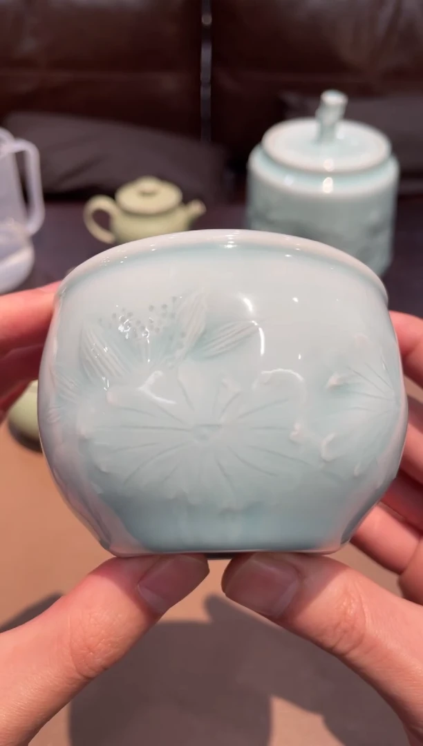 随***欲卢湛荷韵水缸杯