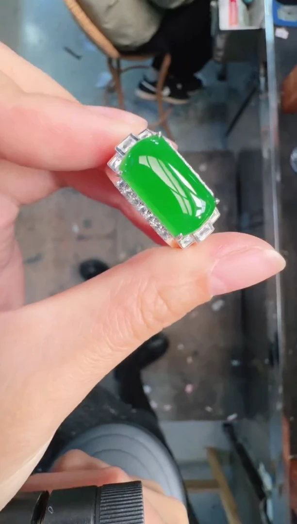 未镶嵌定制翡翠A货有轻微色差属于正常现象，戒指1