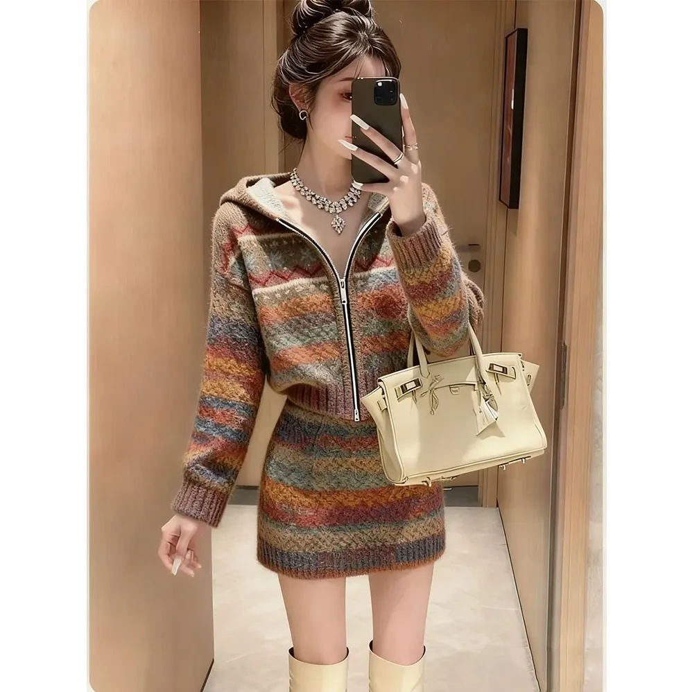 气质小香风针织套装女2025秋冬彩色条纹连帽上衣时尚短裙两件套