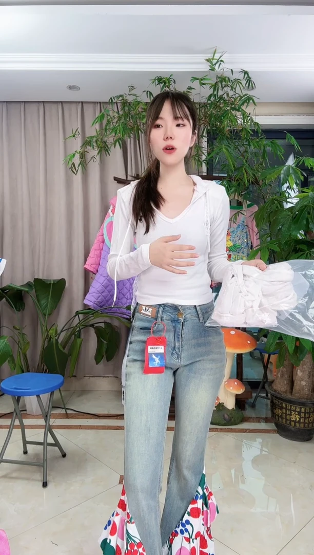 ?****?白色连帽打底衫
