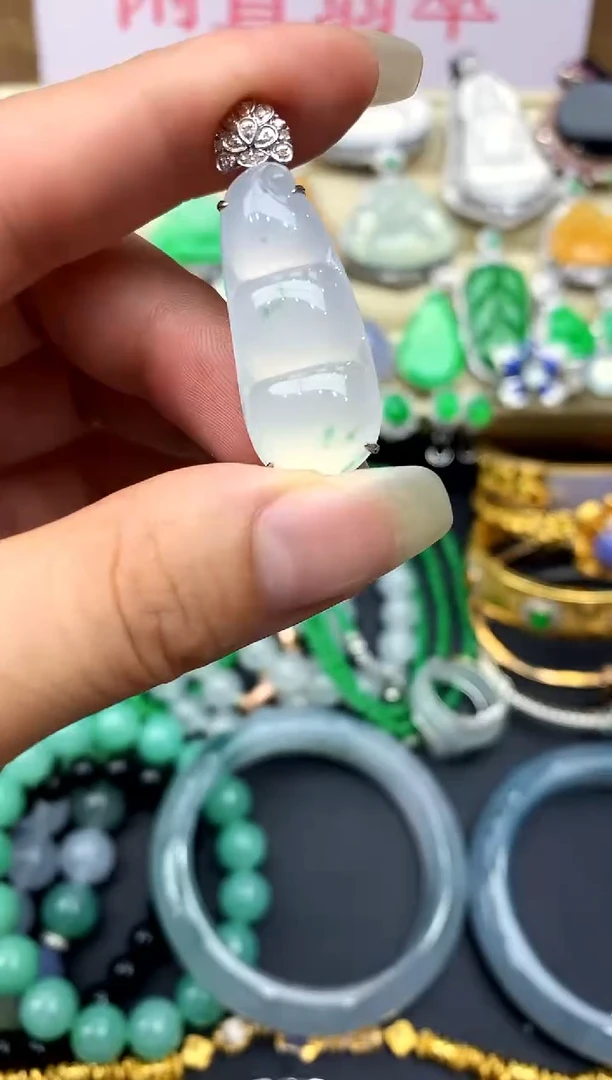 颈饰18K金镶嵌翡翠323 -中国好珍宝