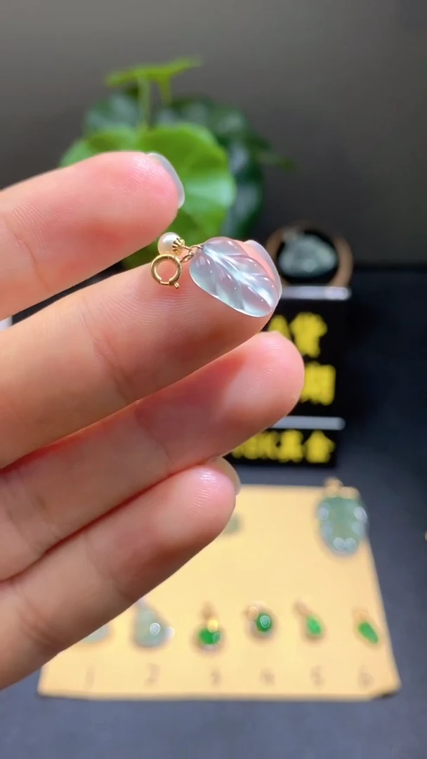颈饰18K金镶嵌翡翠翡翠A货