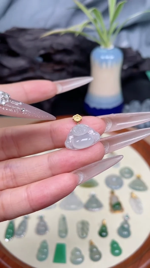 翡翠18K金镶嵌颈饰佛公