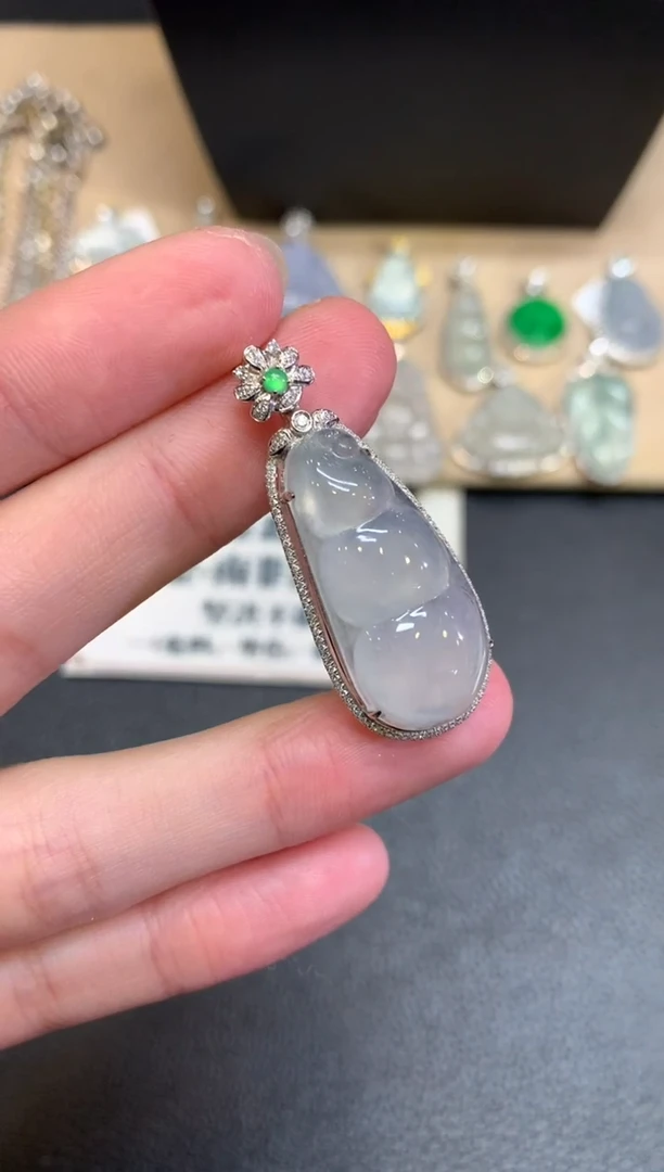 【闪购商品】翡翠颈饰18K金镶嵌福豆【无服务费】