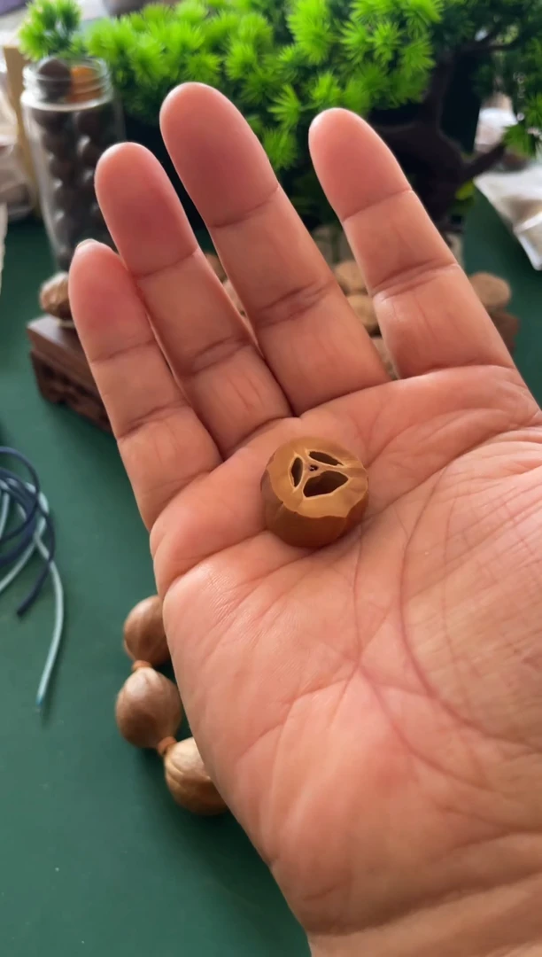 橄榄核手串小囧脸