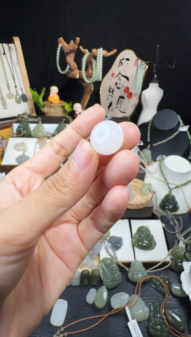 颈饰未镶嵌和田玉美****?白玉扣
