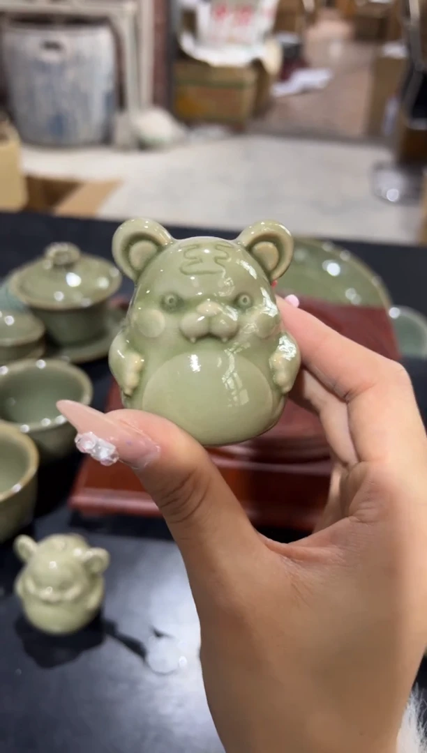 耀州窑青瓷老虎小摆件