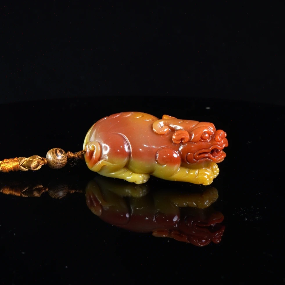 Lot.17.寿山石芙蓉貔貅手把件102.8克7.2x3.8x2.8cm