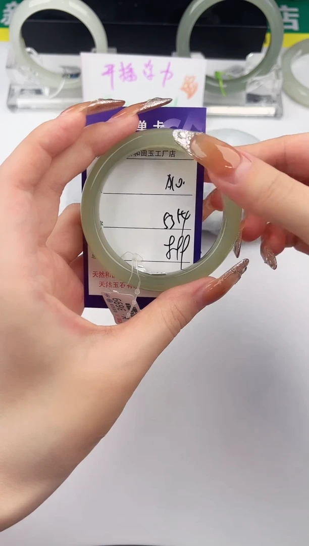 和田玉手镯未镶嵌10颜色微差无瑕