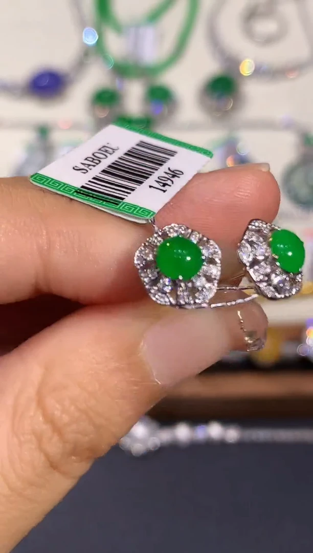 18K金镶嵌翡翠耳饰多样性发其一