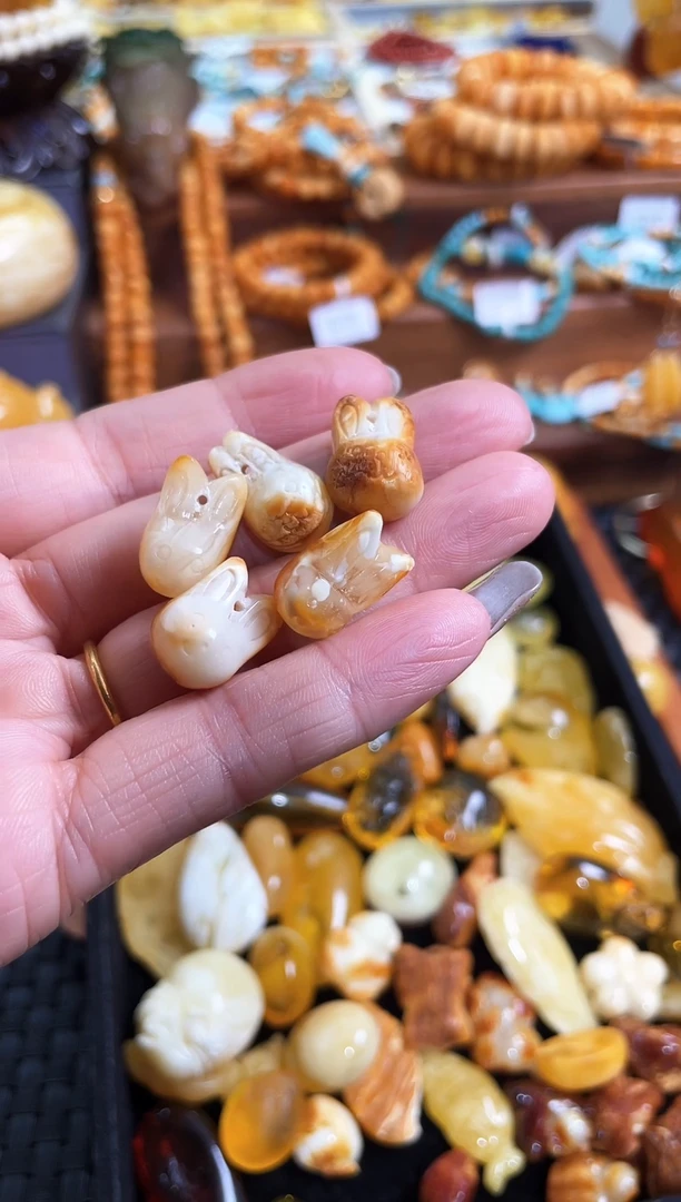 【闪购商品】琥珀吊坠(不含链)未镶嵌兔子吊坠带线