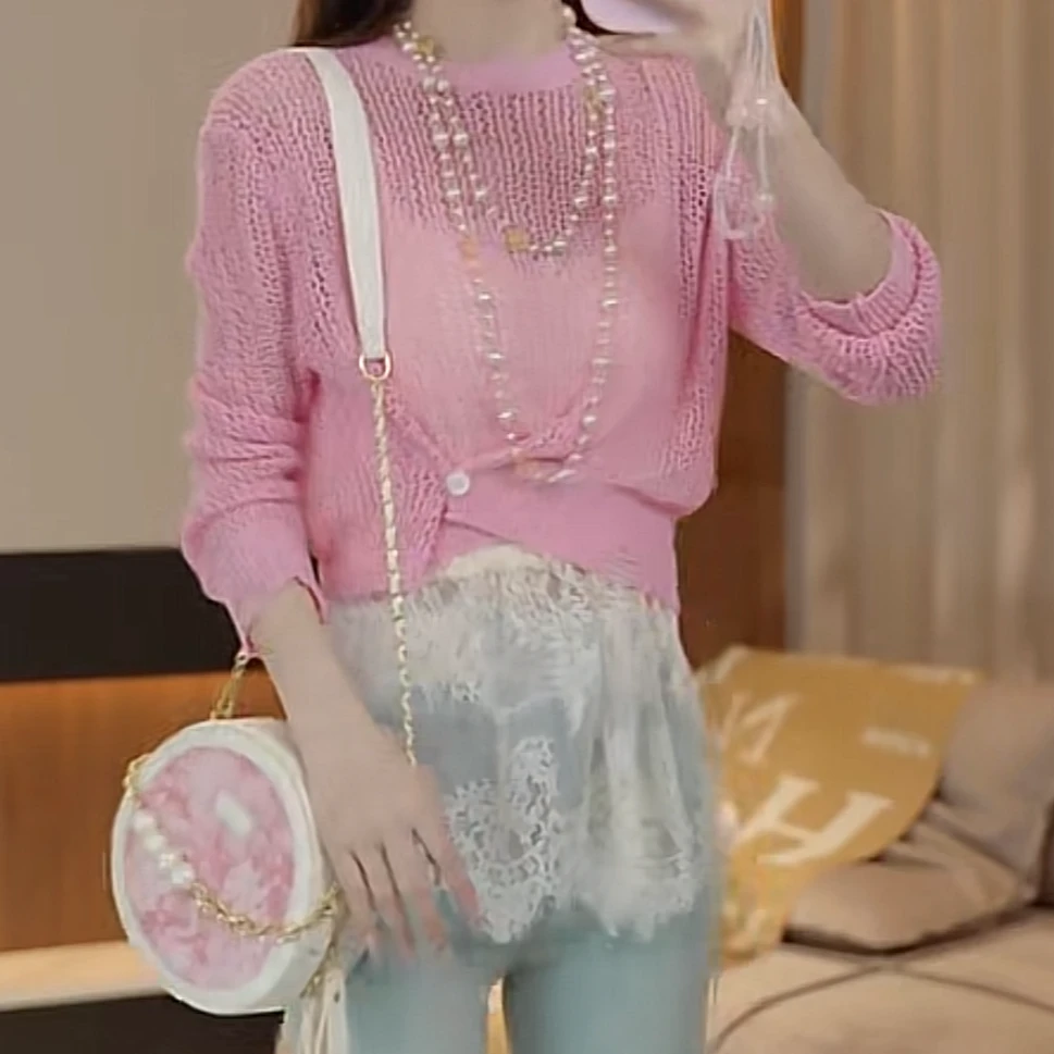 一粒扣镂空针织衫上衣2025新款春季别致设计感减龄洋气欧若风罩衫