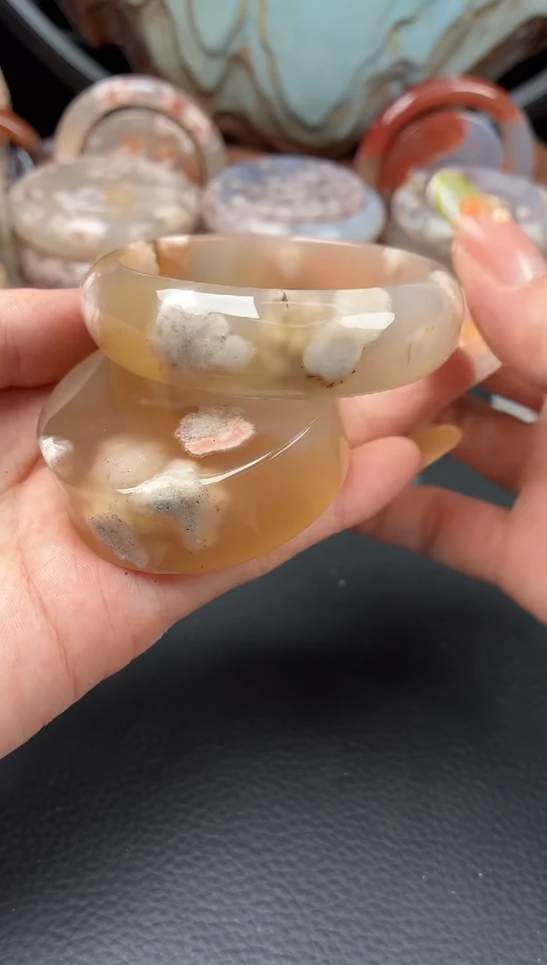 未镶嵌手镯（圆镯）石英质玉53