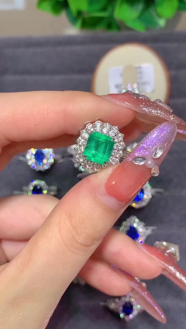 18K金镶嵌戒指祖母绿2.68CT