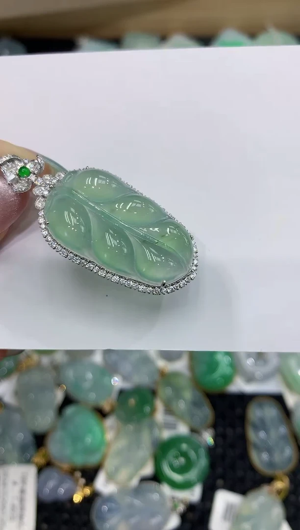 翡翠18K金镶嵌颈饰111111111111
