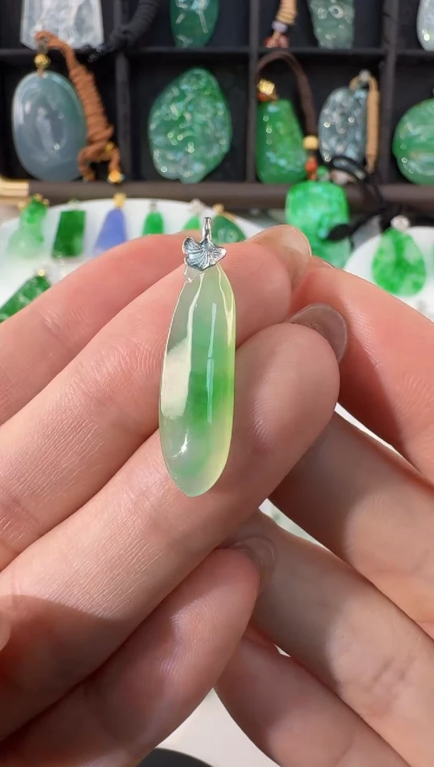 颈饰18K金镶嵌翡翠缅甸A货翡翠