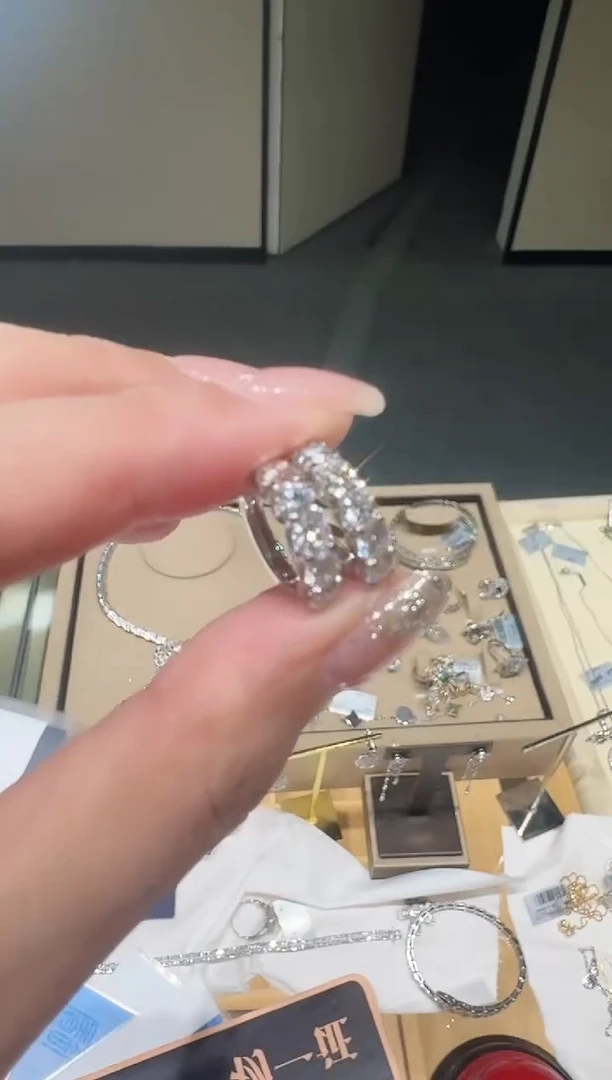 铂Pt950镶嵌耳饰钻石  AY0133-W  五公主