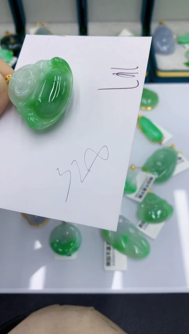 颈饰18K金镶嵌翡翠天****钟翡翠