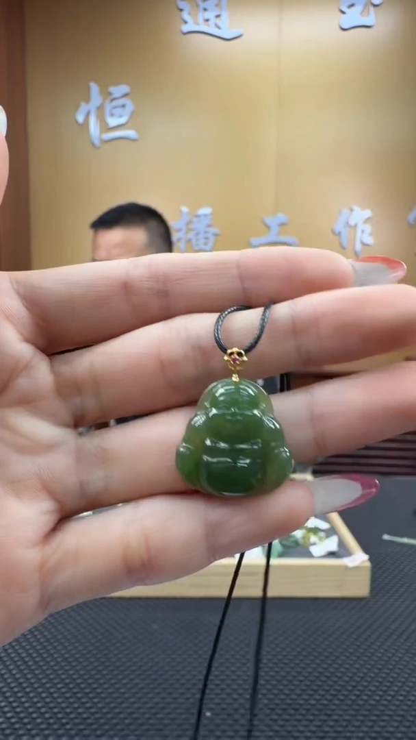 颈饰18K金镶嵌和田玉挂件