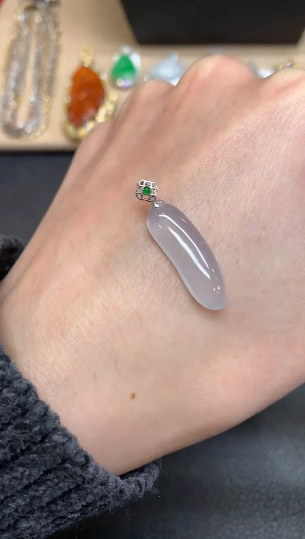 【闪购商品】翡翠颈饰18K金镶嵌福瓜【无服务费】