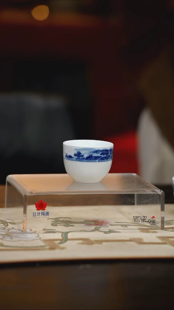 1个正价釉下手绘山水缸盅