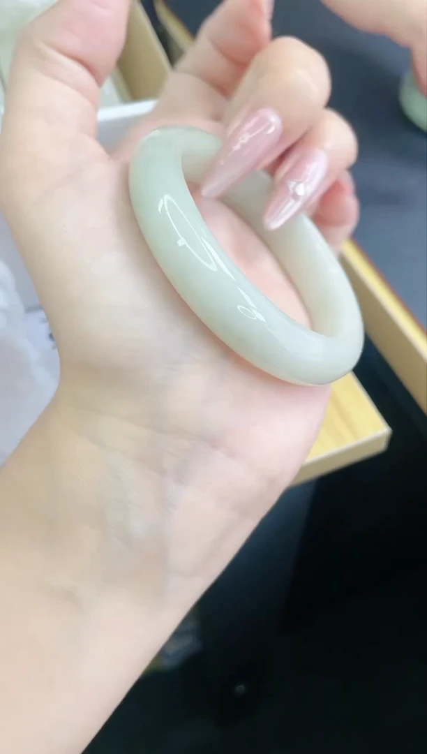 【闪购商品】石英质玉手镯未镶嵌149/52