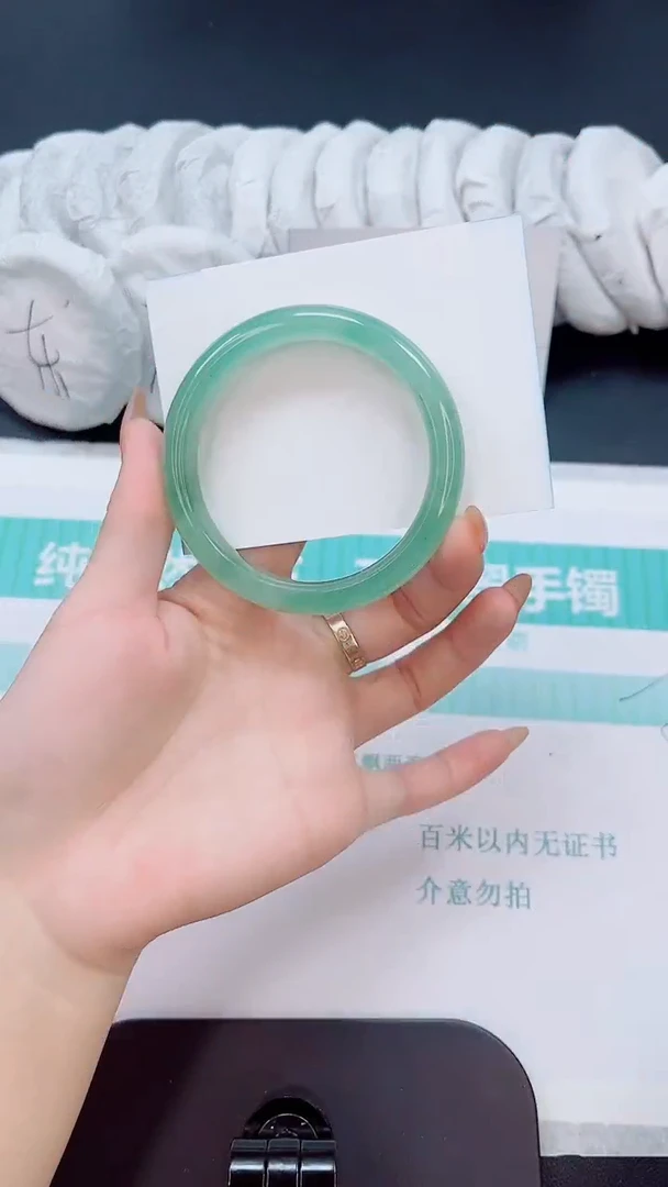 石英质玉手镯未镶嵌168/58.4