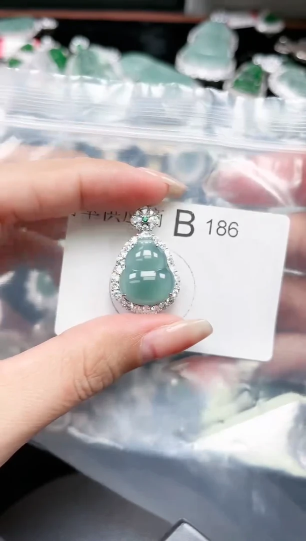 【闪购商品】翡翠颈饰未镶嵌186赠皮绳