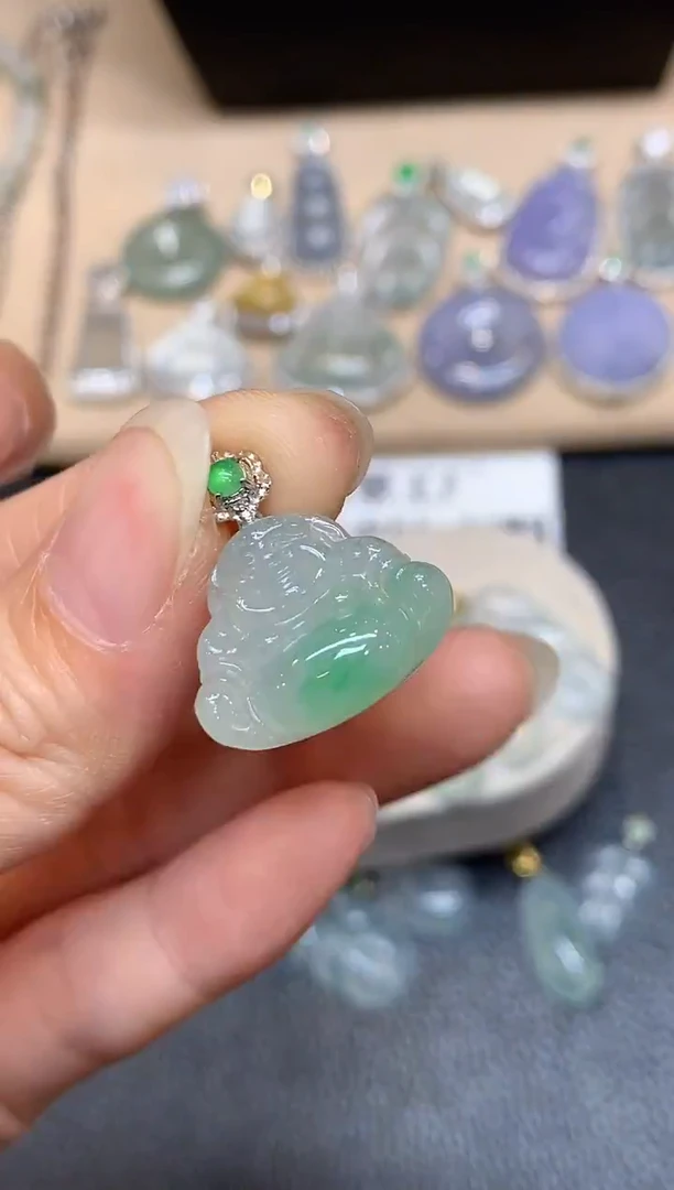 颈饰18K金镶嵌翡翠佛公【无服务费