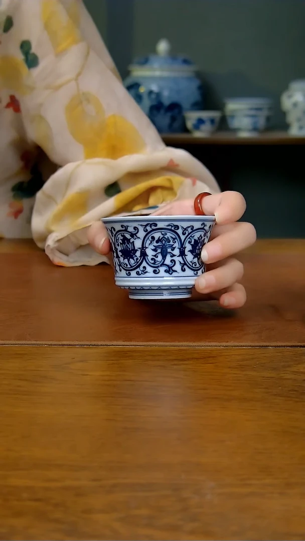 陶瓷双线缠枝莲马蹄客杯（气窑）