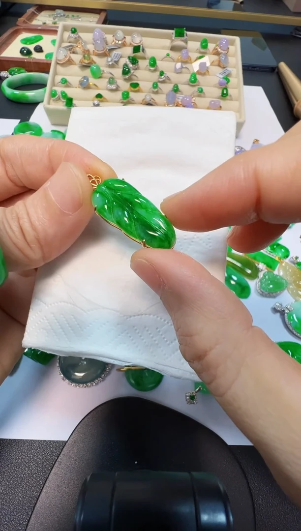 18K金镶嵌翡翠耳饰1980