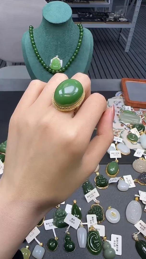 18K金镶嵌戒指和田玉1