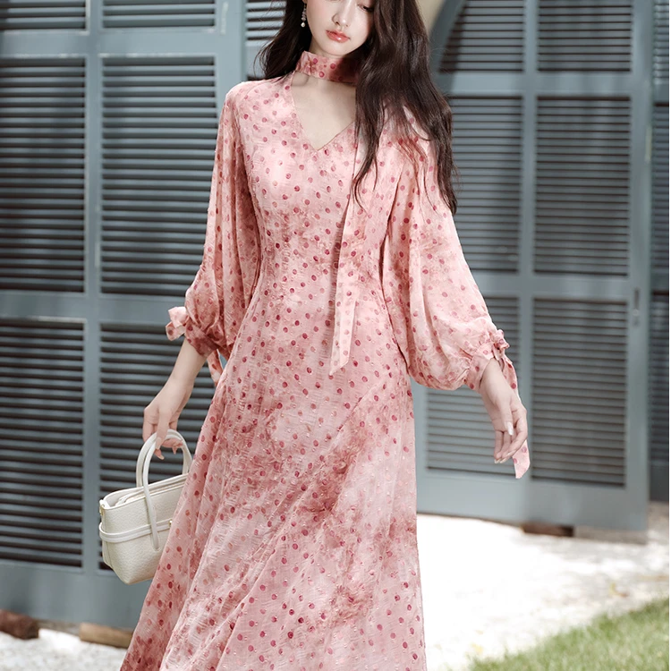 【绯云香】2025秋法式温柔粉色波点V领飘带连衣裙收腰气质长裙8744