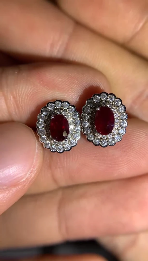 【闪购商品】红宝石耳钉银S925镶嵌鸽血红