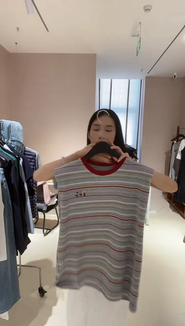 灰底红条纹小飞袖T150