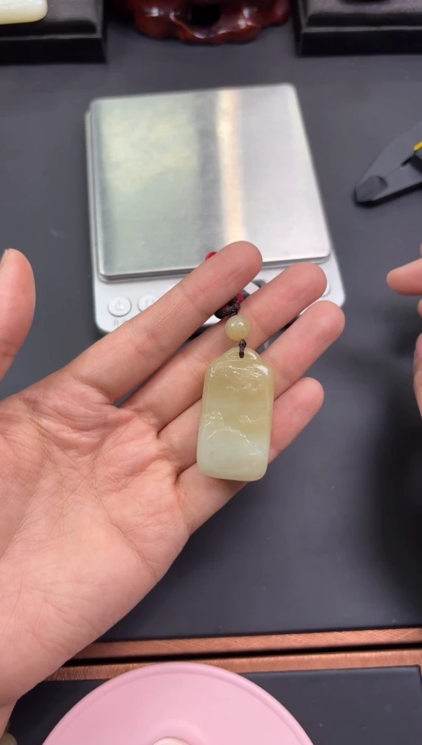 【闪购商品】和田玉吊坠(赠链)未镶嵌且末微色差迪克兰吊坠