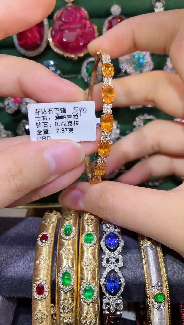 18K金镶嵌石榴石（芬达石）手镯5.90克拉