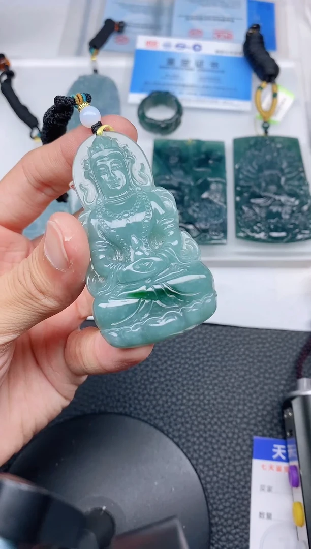 颈饰未镶嵌翡翠