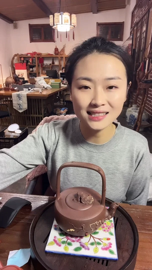 松鼠葡萄提梁壶