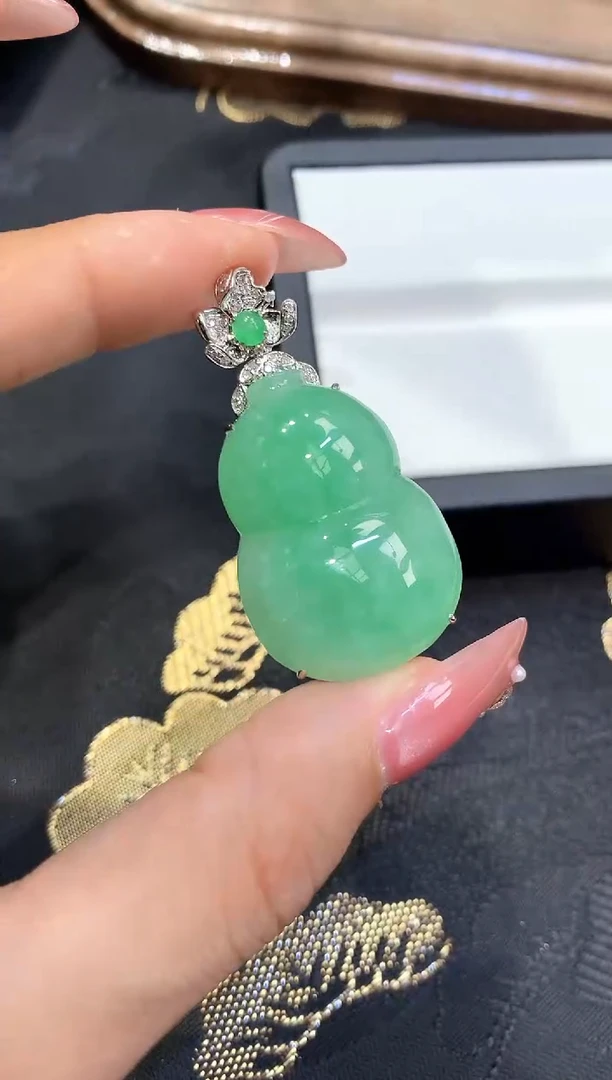 18K金镶嵌挂件翡翠葫芦