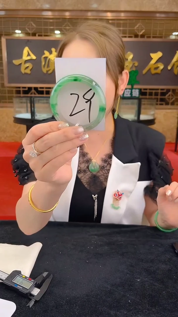 未镶嵌手镯石英质玉（非洲翠）微瑕介意勿拍