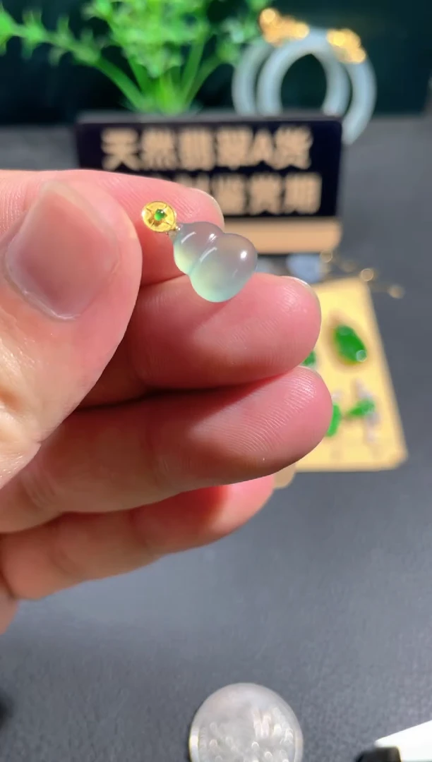 翡翠18K金镶嵌颈饰翡翠