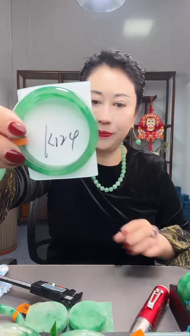 【闪购商品】石英质玉手镯未镶嵌非洲翠