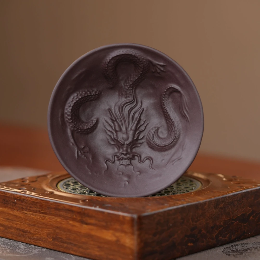 宜兴原矿茶具 紫泥手工浮雕堆龙斗笠小茶碗型紫砂主人杯